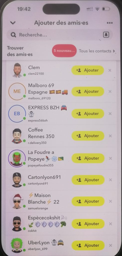Exemple de capture d’écran sur la fenêtre « recherche d’amis » sur Snapchat après avoir fait plusieurs recherches de dealers sur Rennes et Lyon. L’application me propose d’ajouter dans mes contacts des revendeurs dont j’ignorais l’existence avant.
