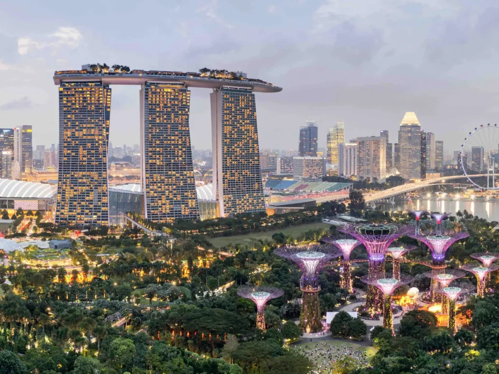 Singapour applique l’une des politiques antidrogue les plus strictes au monde. La possession et le trafic de stupéfiants y sont lourdement sanctionnés, avec des peines pouvant aller jusqu’à la peine de mort pour certains trafics. L’objectif est clair : dissuader fortement toute implantation du marché de la drogue.